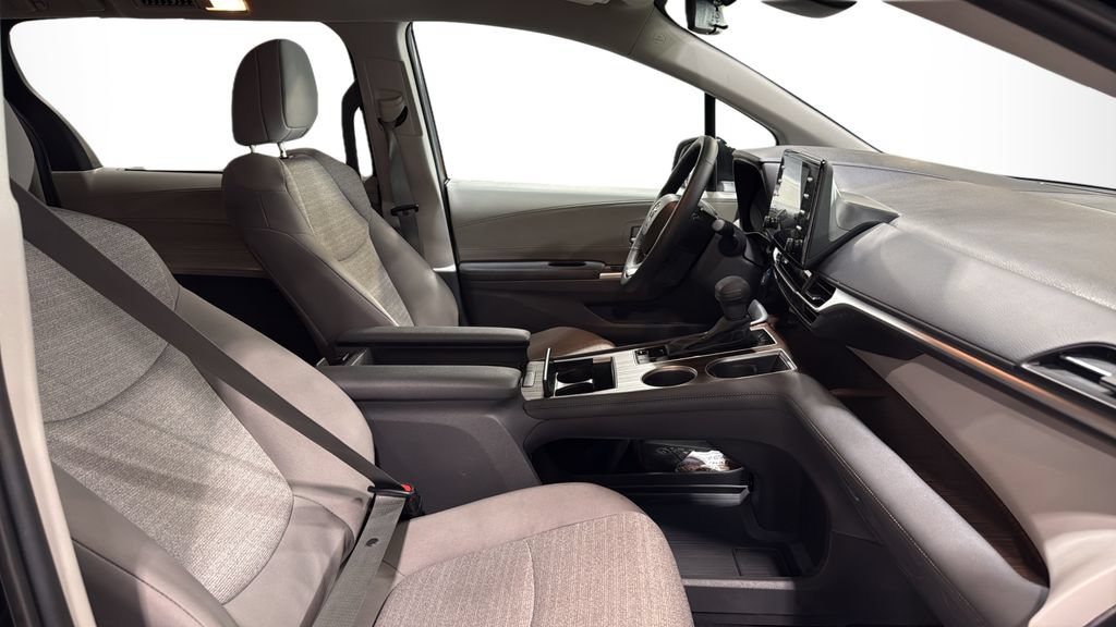 Used 2024 Toyota Sienna LE AWD/4WD image 10