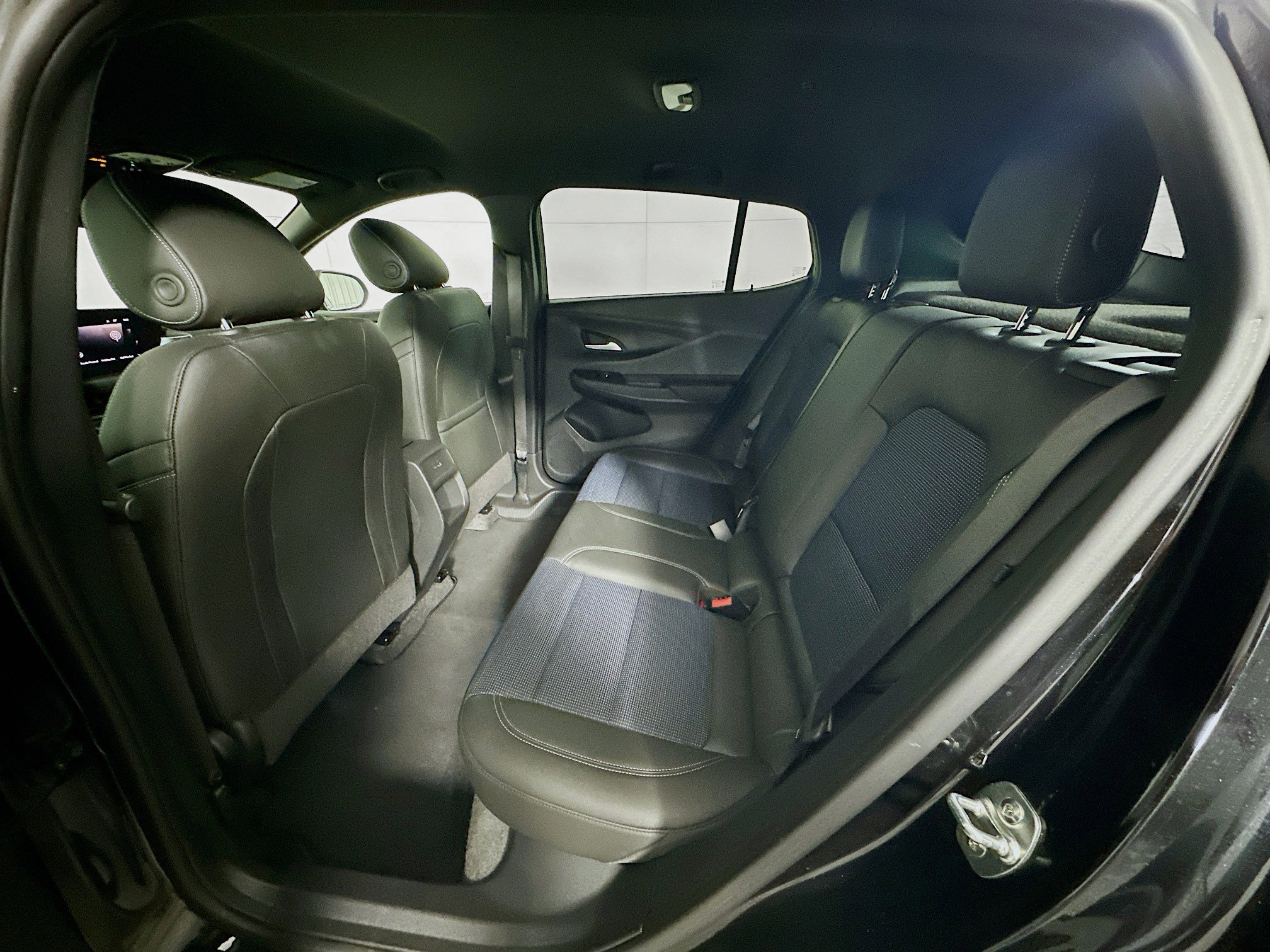 Used 2025 Buick Envista Preferred image 25