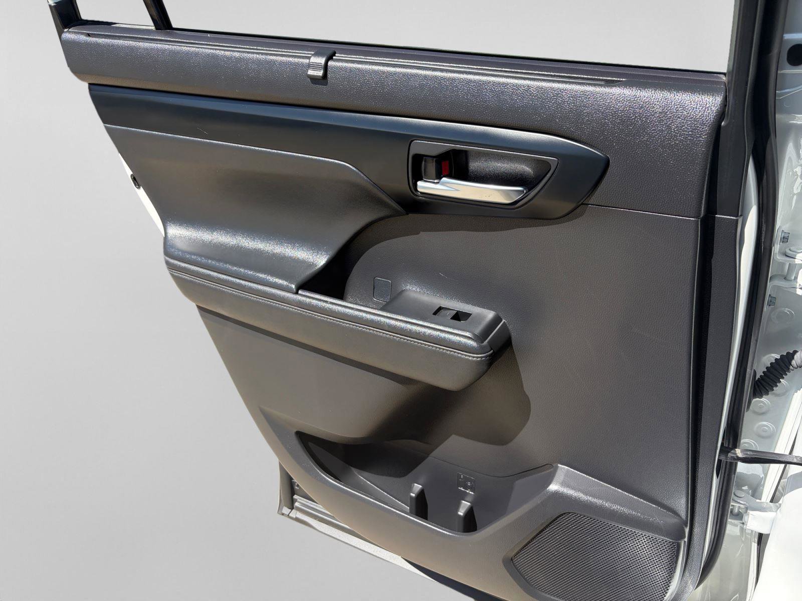 Used 2023 Toyota Highlander XLE image 19