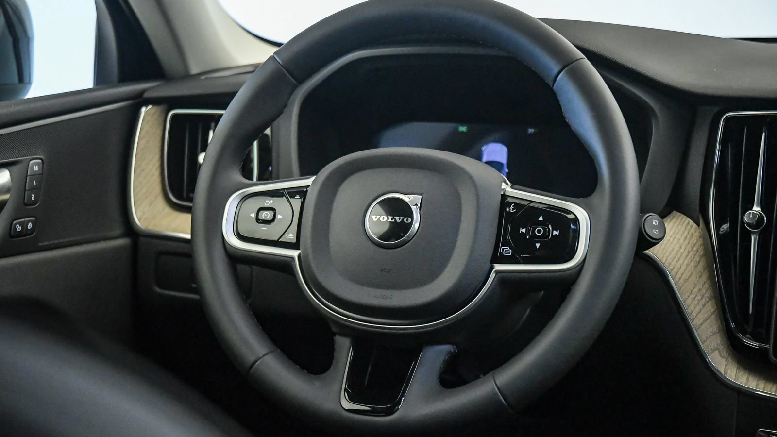 Certified 2026 Volvo XC60 B5 Plus w/ Climate Package PRO AWD/4WD image 13