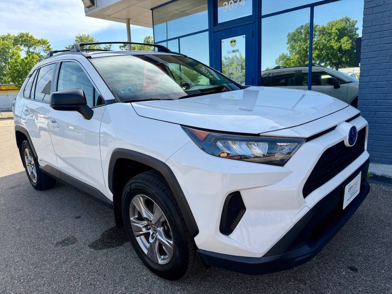 Used 2022 Toyota RAV4 LE AWD/4WD image 4