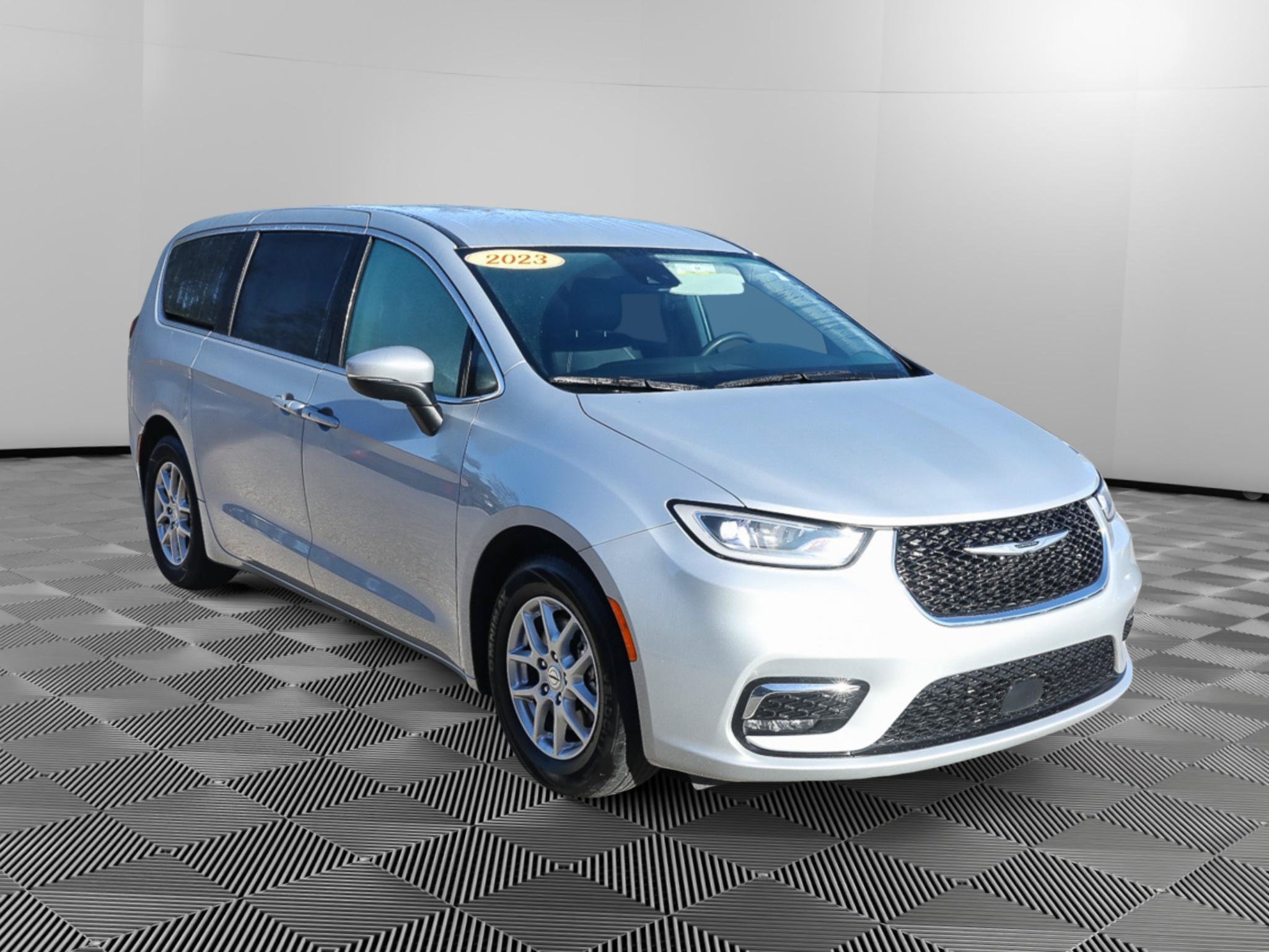 Used 2023 Chrysler Pacifica Touring-L