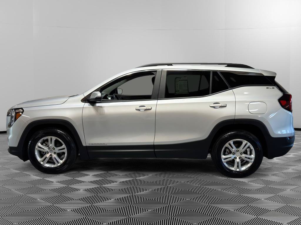 Used 2022 GMC Terrain SLE w/ Driver Convenience Package FWD image 2
