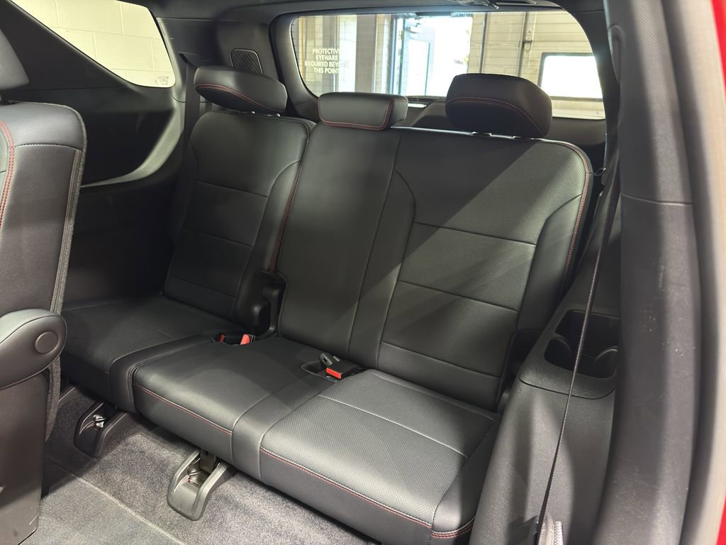 Used 2025 Chevrolet Traverse RS image 12