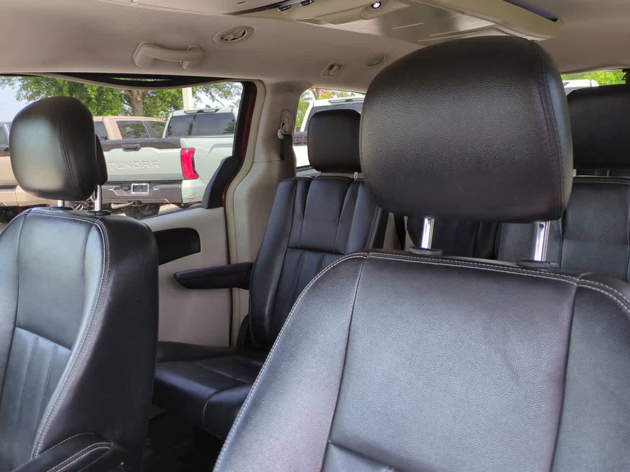 Used 2014 Chrysler Town & Country Touring FWD image 8