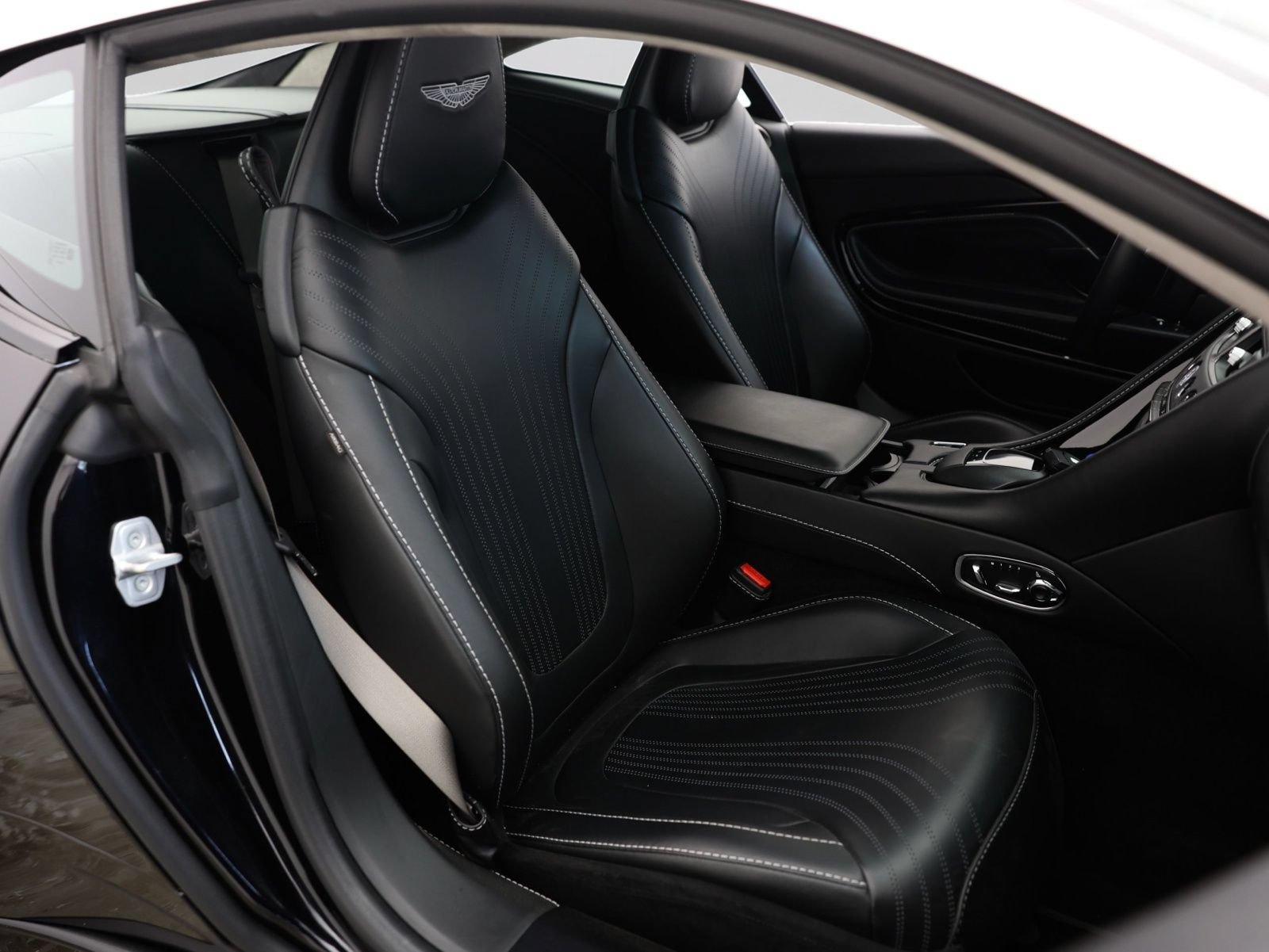 Used 2018 Aston Martin DB11 V12 RWD image 5