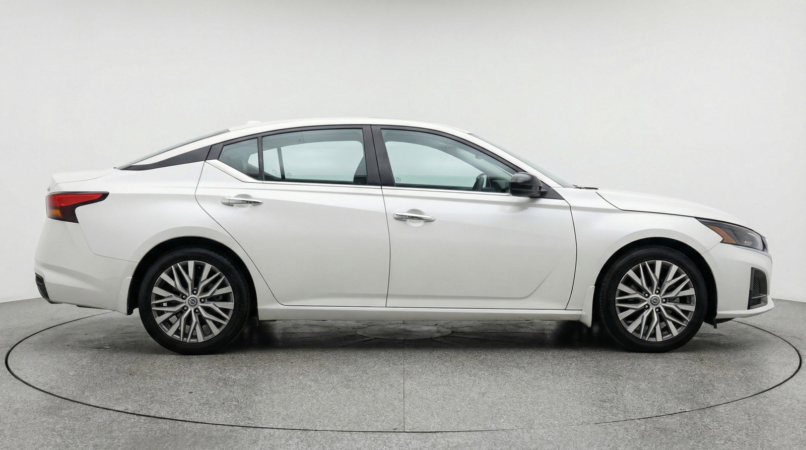 Used 2025 Nissan Altima 2.5 SV image 11