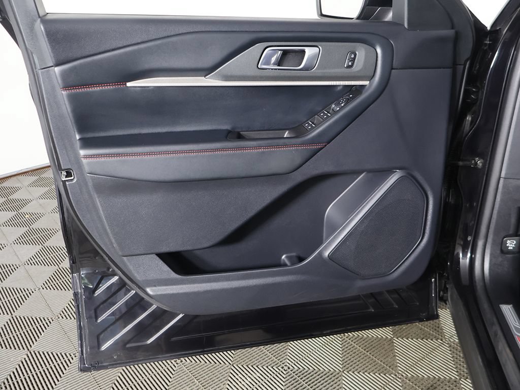 Used 2025 Ford Explorer ST-Line w/ ST-Line Street Pack AWD/4WD image 23