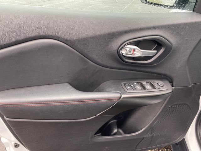 Used 2022 Jeep Cherokee Trailhawk AWD/4WD image 16