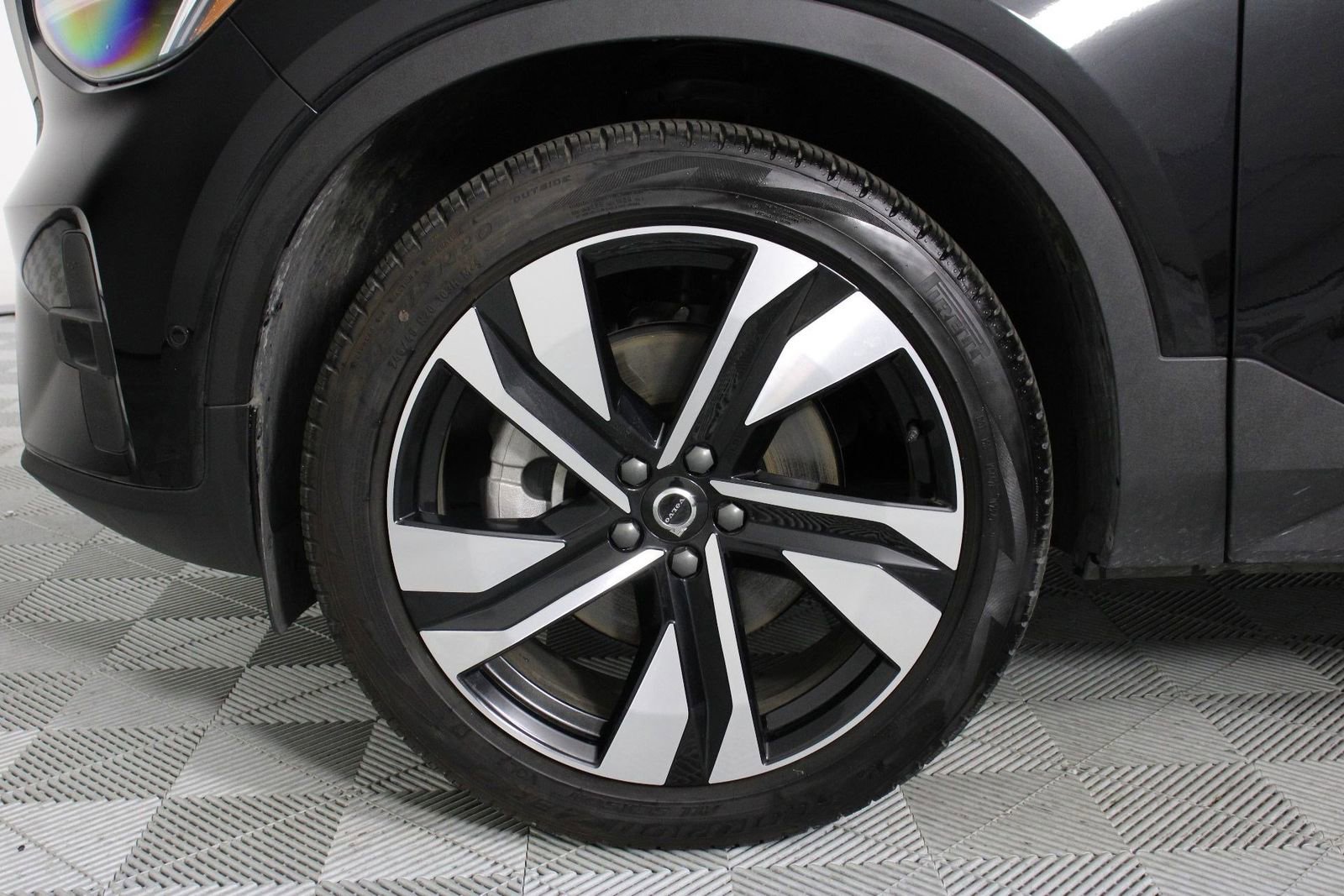 Used 2025 Volvo XC40 B5 Plus image 28