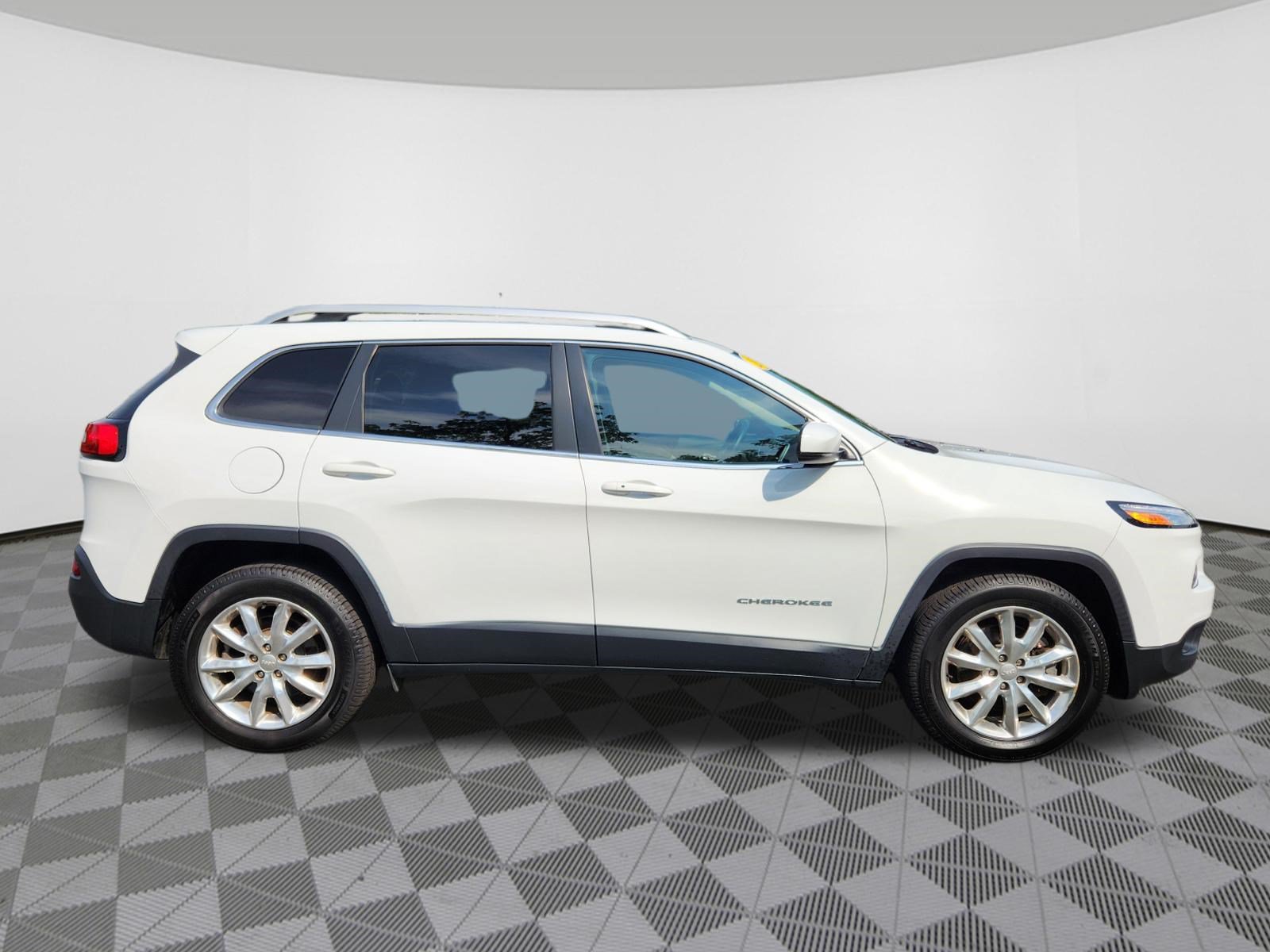 Used 2017 Jeep Cherokee Limited AWD/4WD image 6