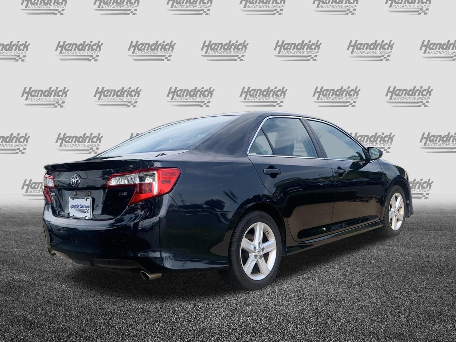 Used 2014 Toyota Camry SE w/ Moonroof Package FWD image 9