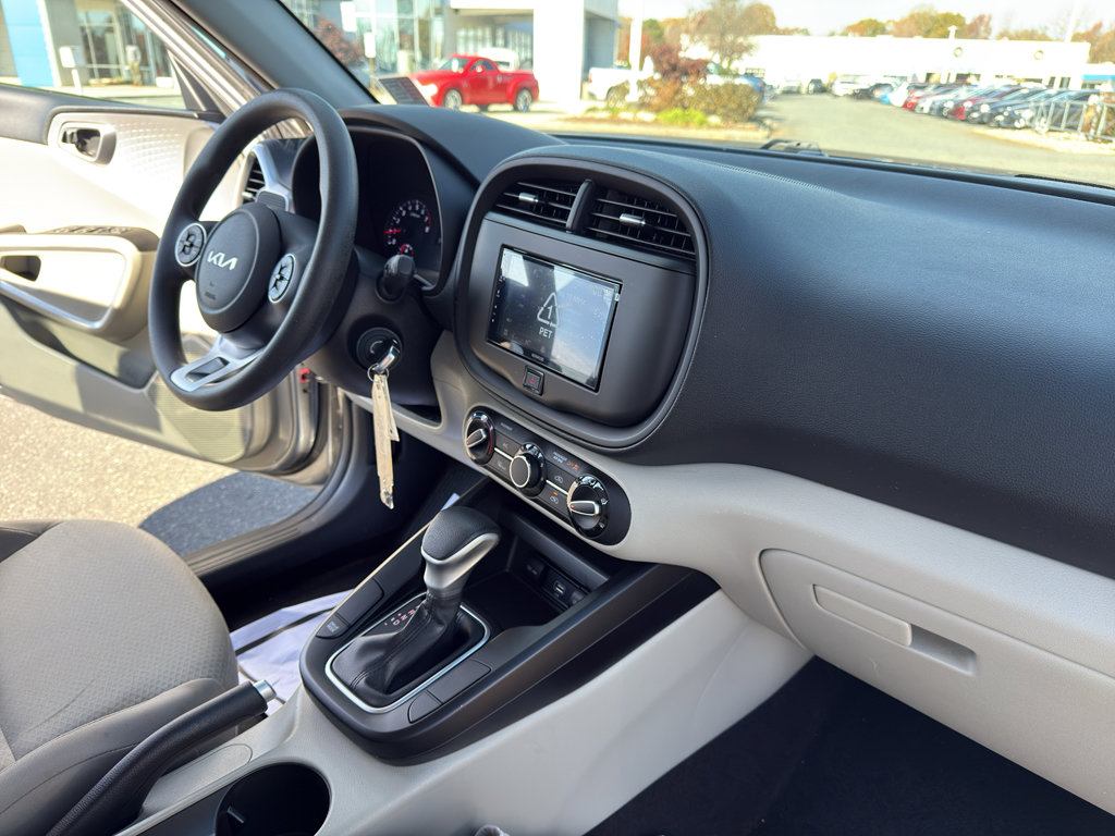 Used 2022 Kia Soul LX image 28
