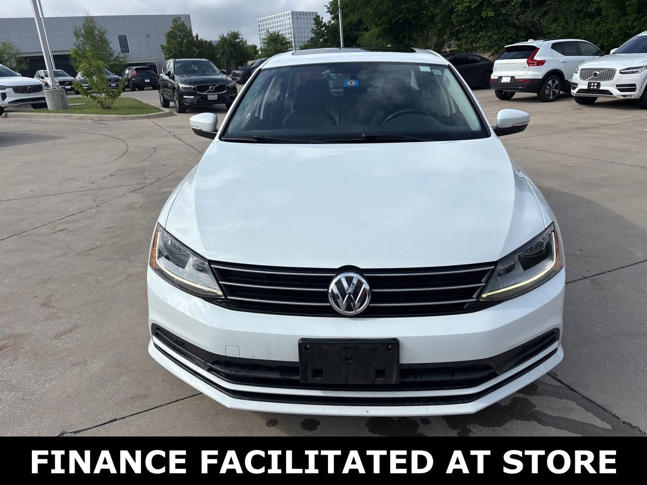 Used 2017 Volkswagen Jetta SE image 2