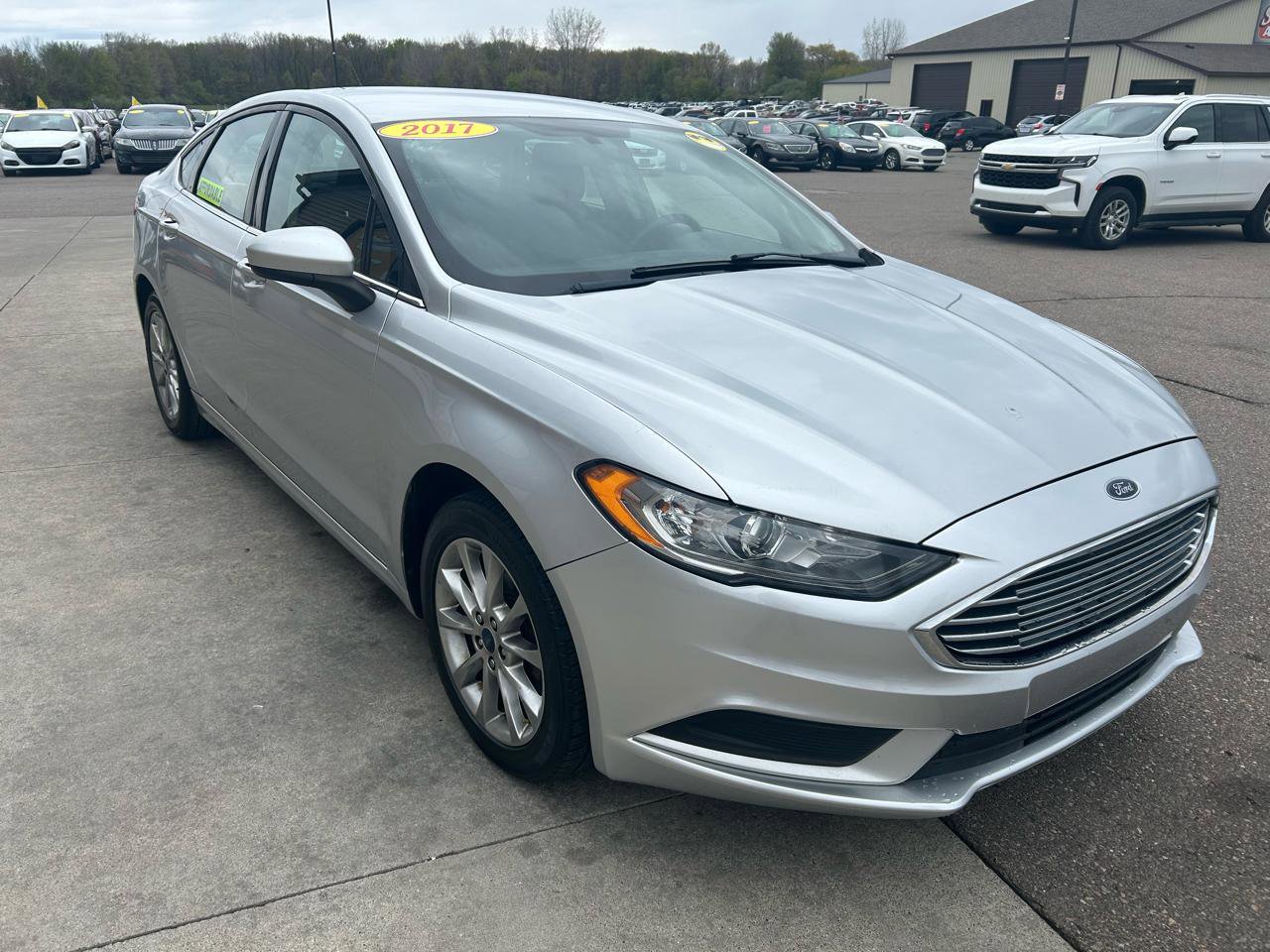 Used 2017 Ford Fusion SE w/ Fusion SE Technology Package FWD image 3