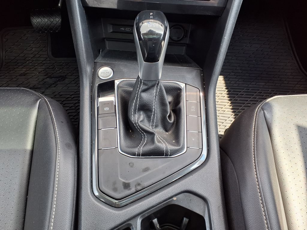 Used 2022 Volkswagen Tiguan SE w/ Panoramic Sunroof Package FWD image 32