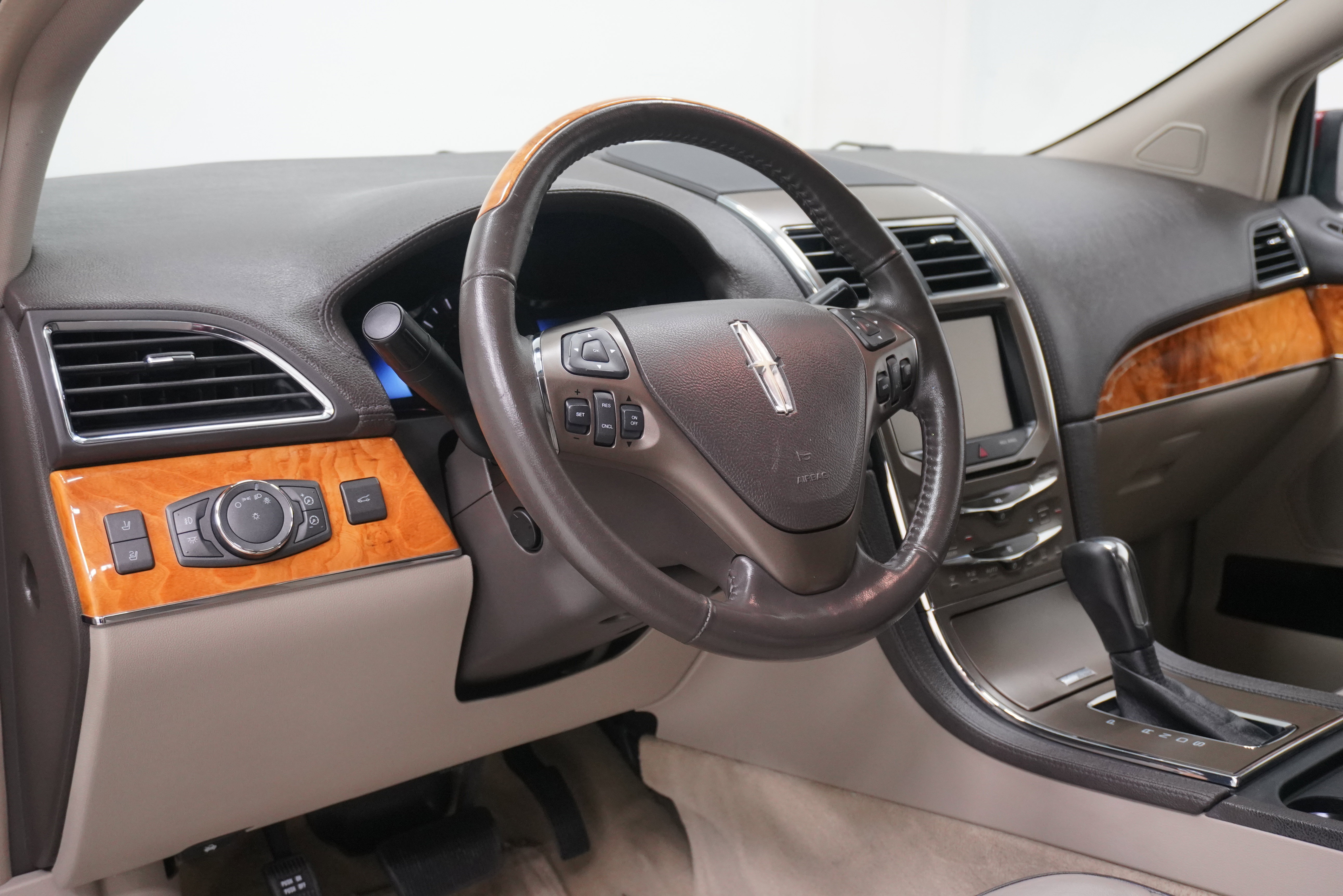 Used 2013 Lincoln MKX FWD image 9