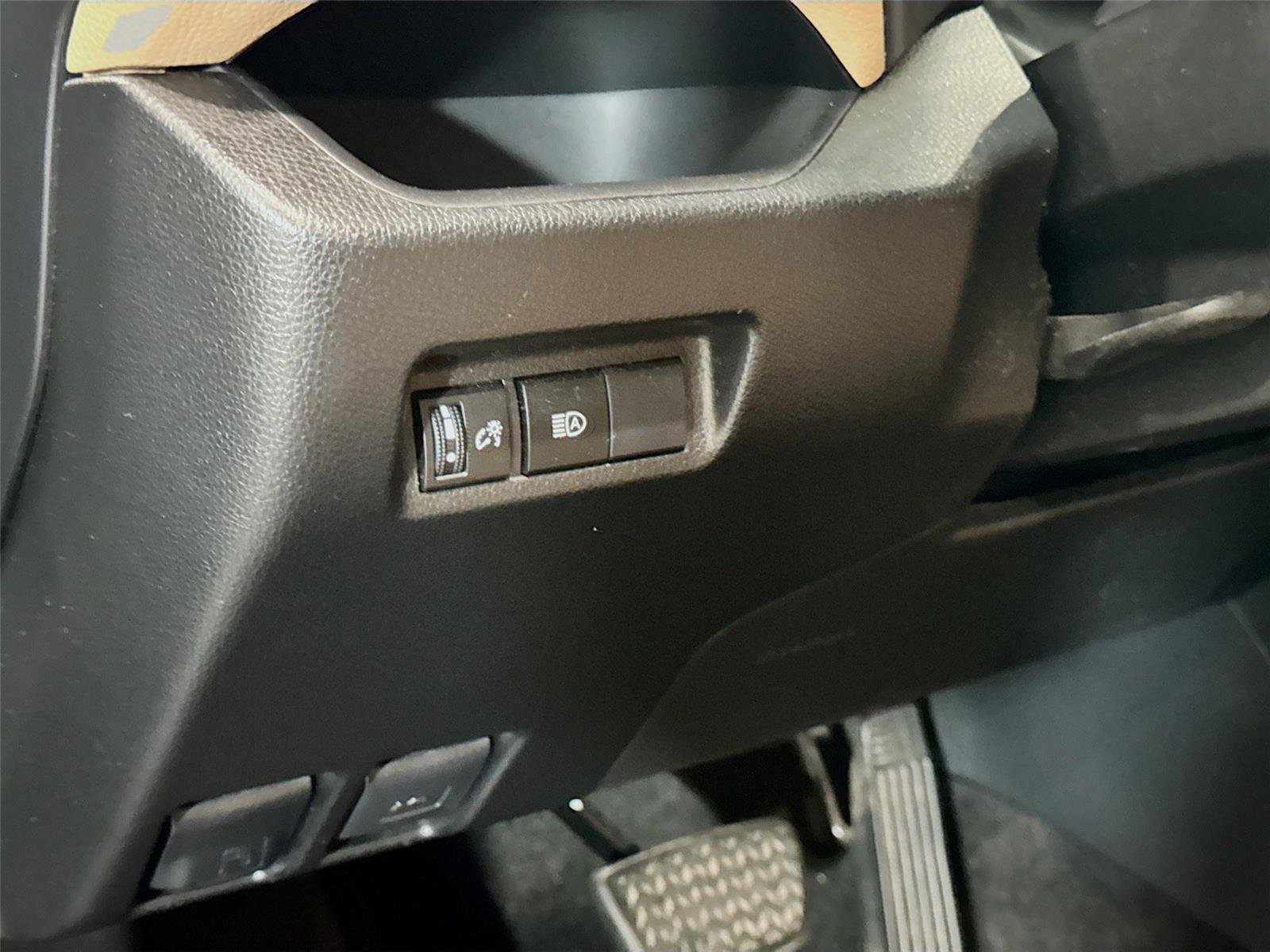 Used 2019 Toyota RAV4 LE image 7