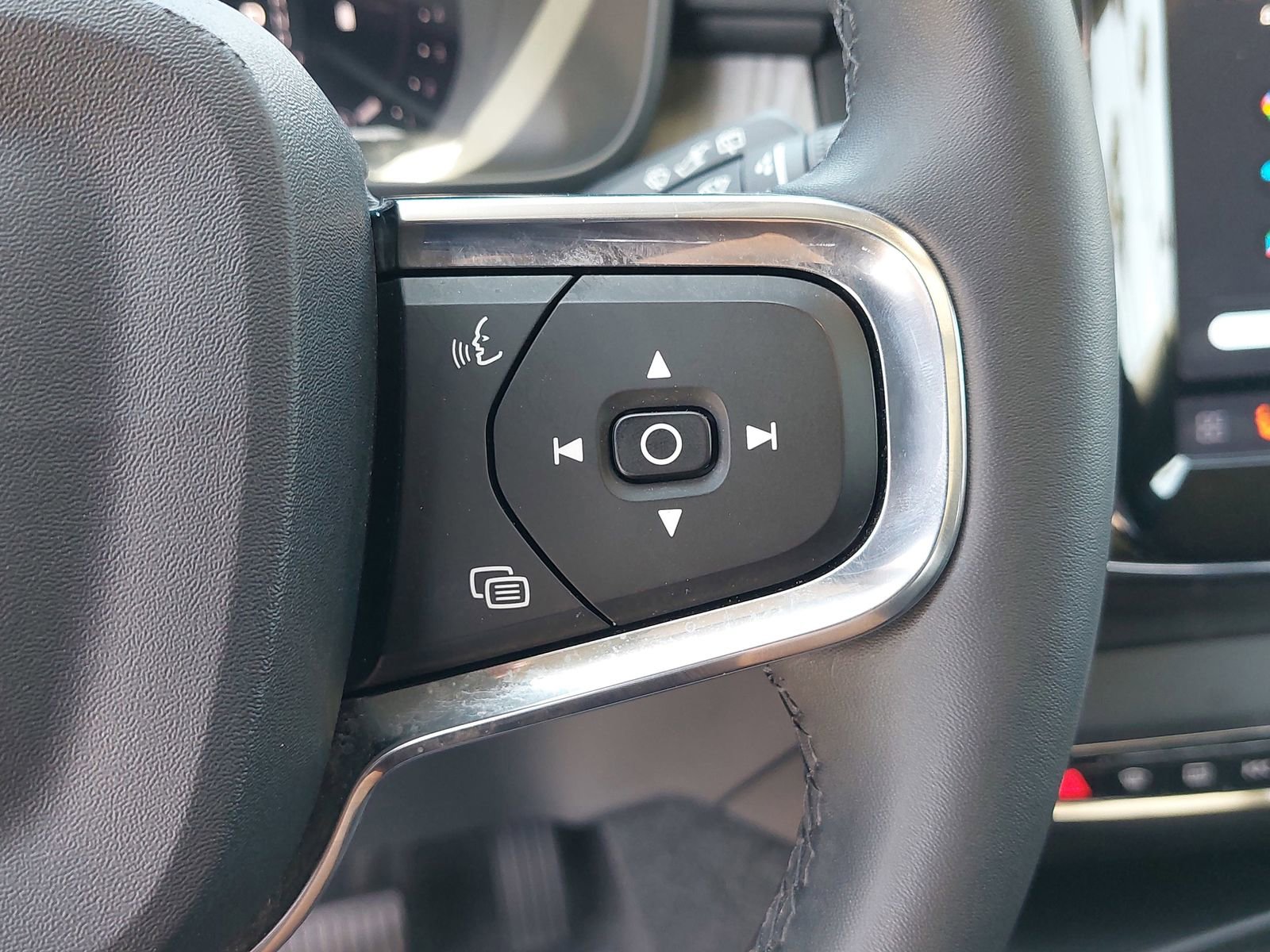 Used 2024 Volvo XC40 B5 Plus AWD/4WD image 18