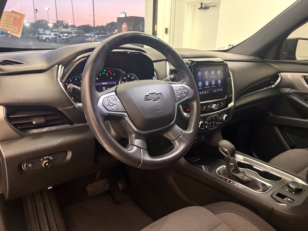 Used 2022 Chevrolet Traverse LT FWD image 2