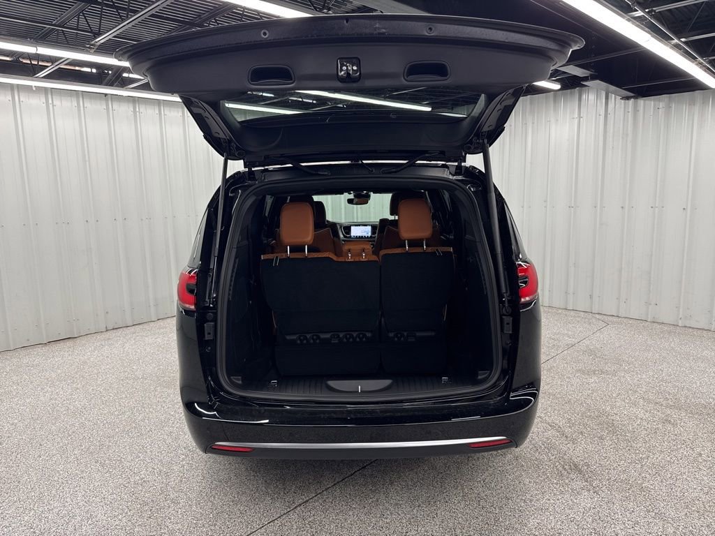 New 2026 Chrysler Pacifica Pinnacle image 7