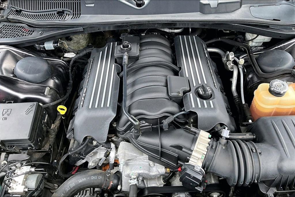 Used 2015 Dodge Challenger R/T Scat Pack w/ Leather Interior Group RWD image 31