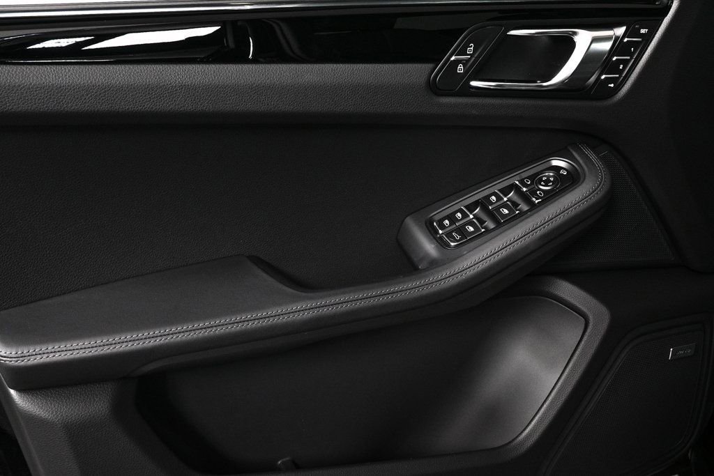 Certified 2026 Porsche Macan AWD/4WD image 6