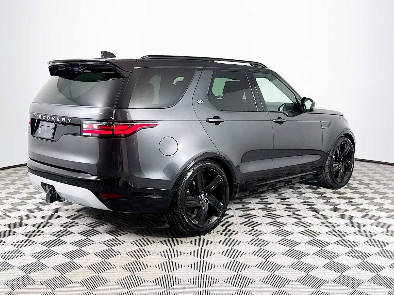 Used 2024 Land Rover Discovery Metropolitan Edition image 5