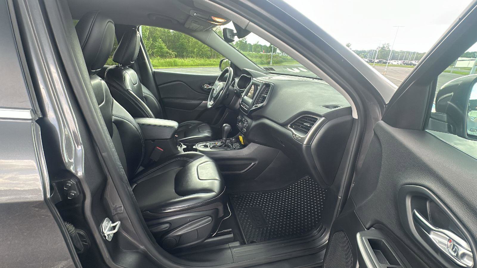 Used 2019 Jeep Cherokee Latitude Plus w/ Comfort/Convenience Group image 19