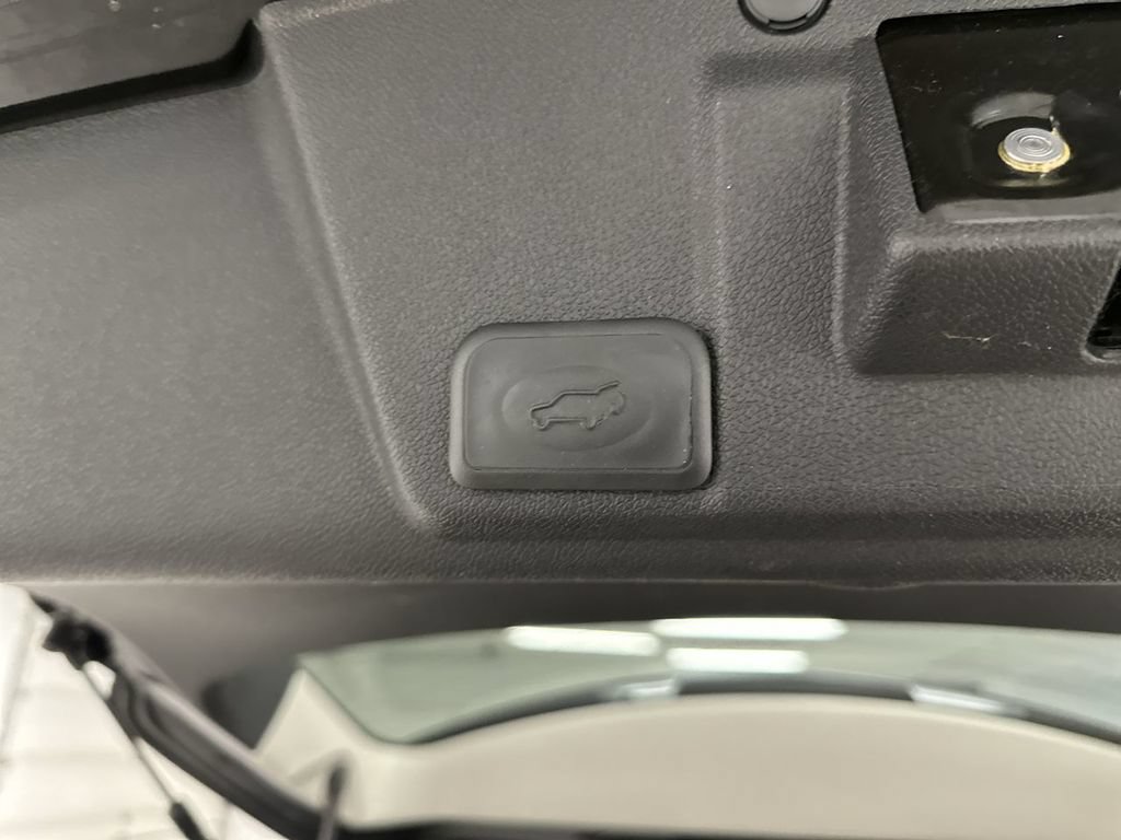 Used 2016 Chevrolet Traverse LTZ AWD/4WD image 26