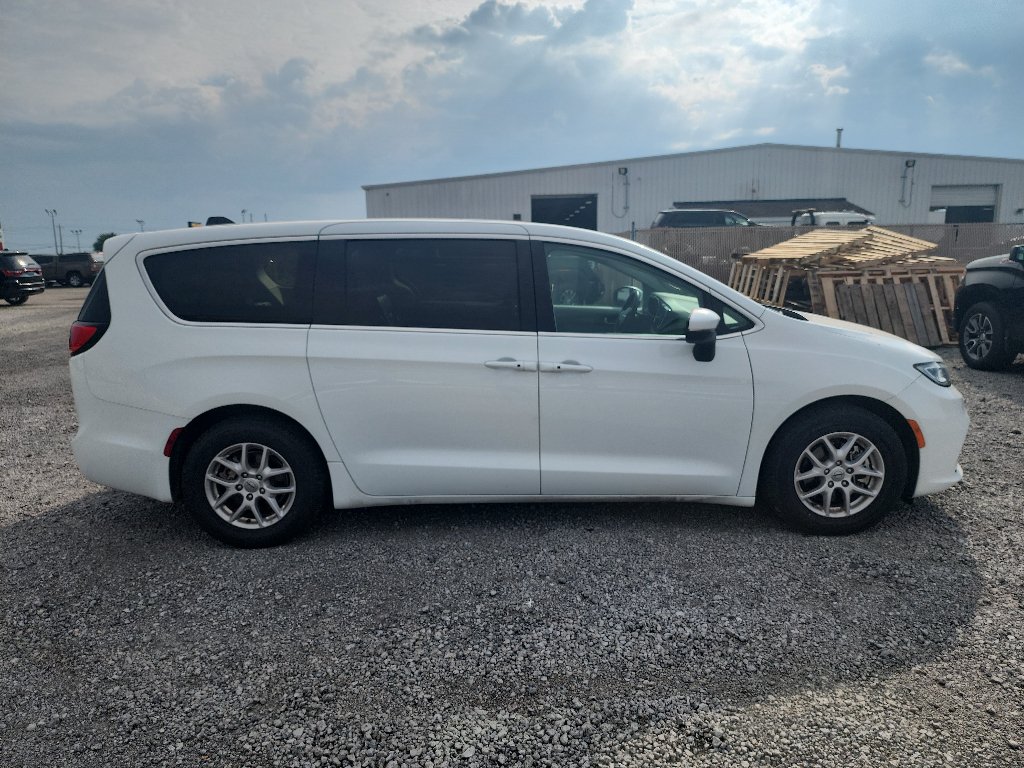Used 2023 Chrysler Pacifica Touring-L FWD image 4