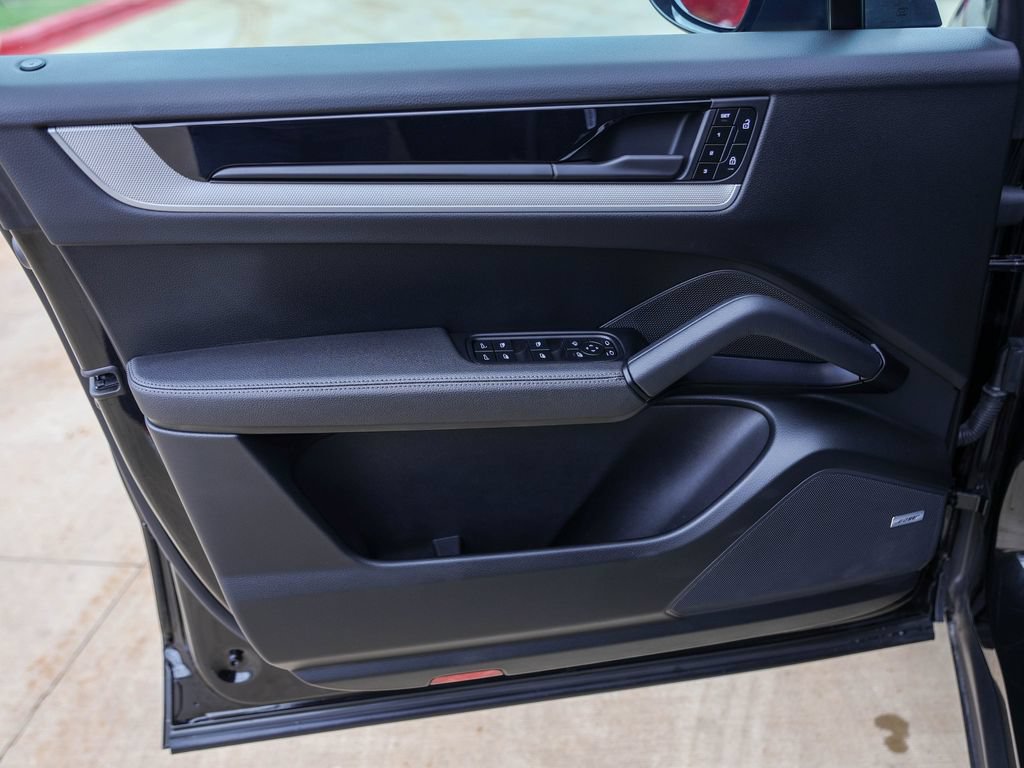 Certified 2025 Porsche Cayenne AWD/4WD image 29