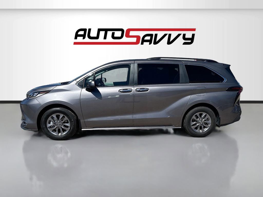 Used 2023 Toyota Sienna XLE w/ XLE Plus Package image 4