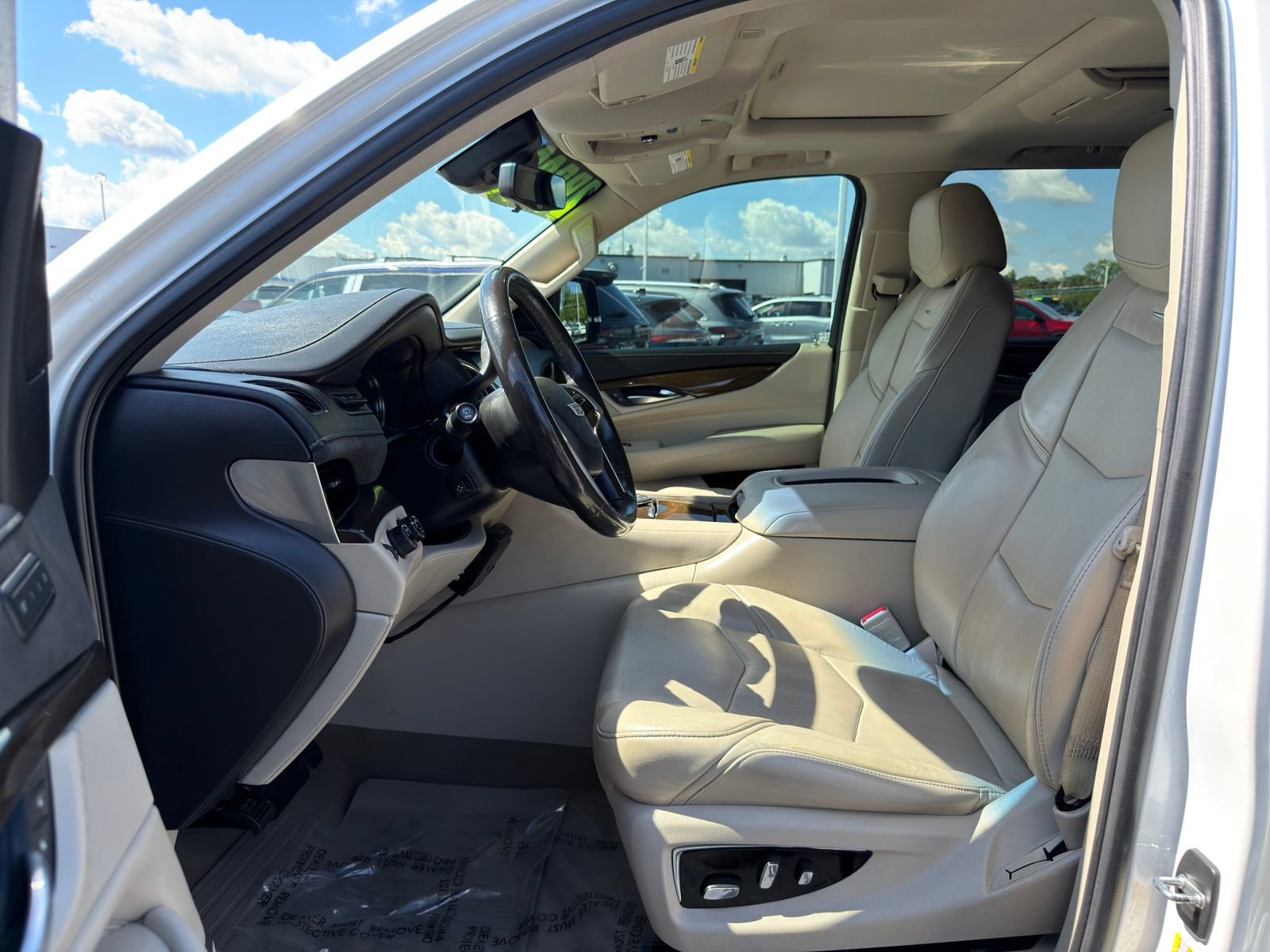 Used 2018 Cadillac Escalade Luxury AWD/4WD image 11