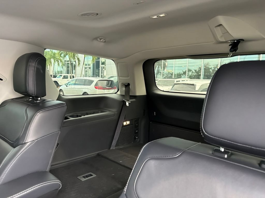 Used 2025 Ford Expedition Platinum w/ Driver's Package AWD/4WD image 5