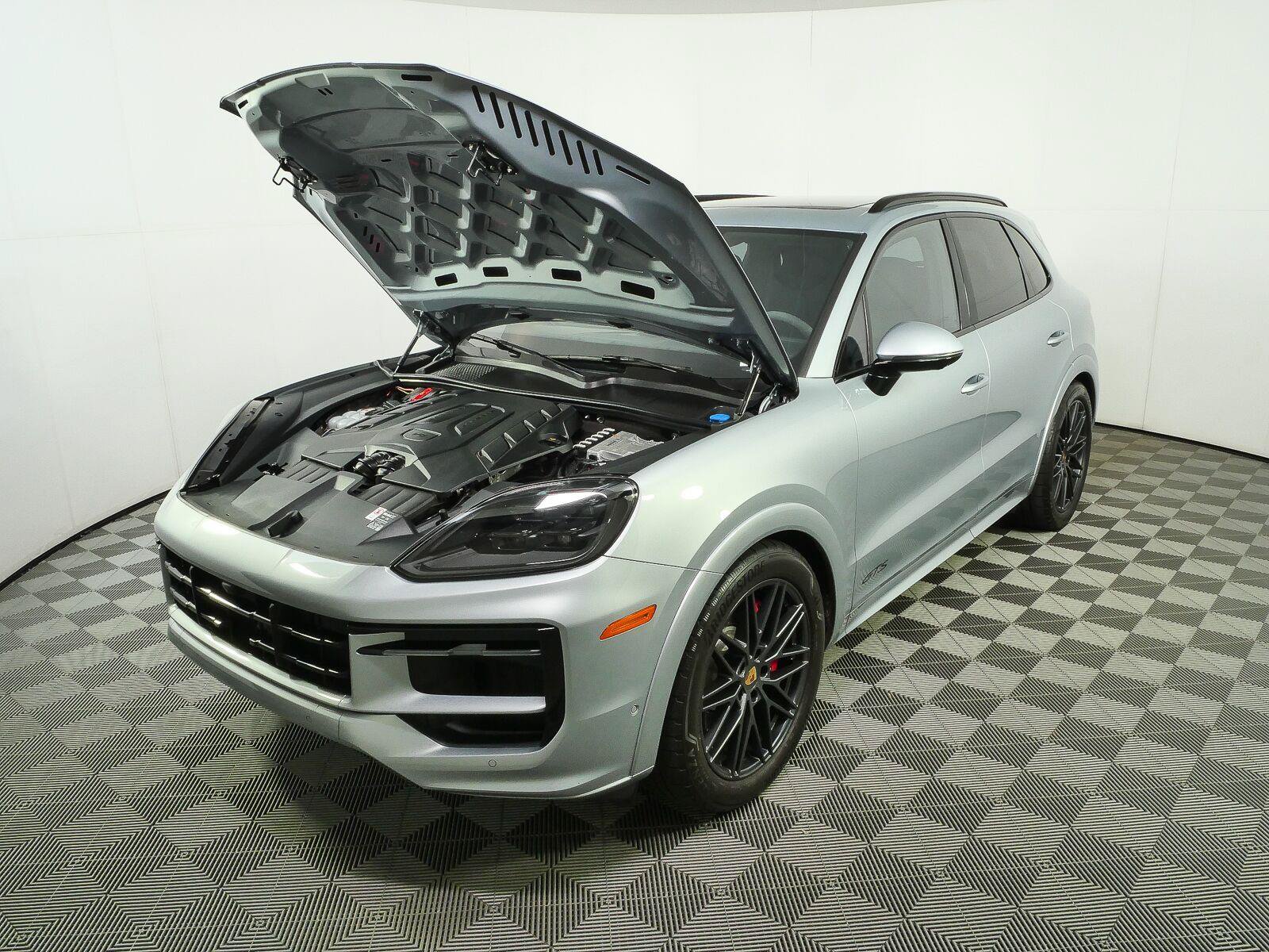 Certified 2025 Porsche Cayenne GTS AWD/4WD image 32