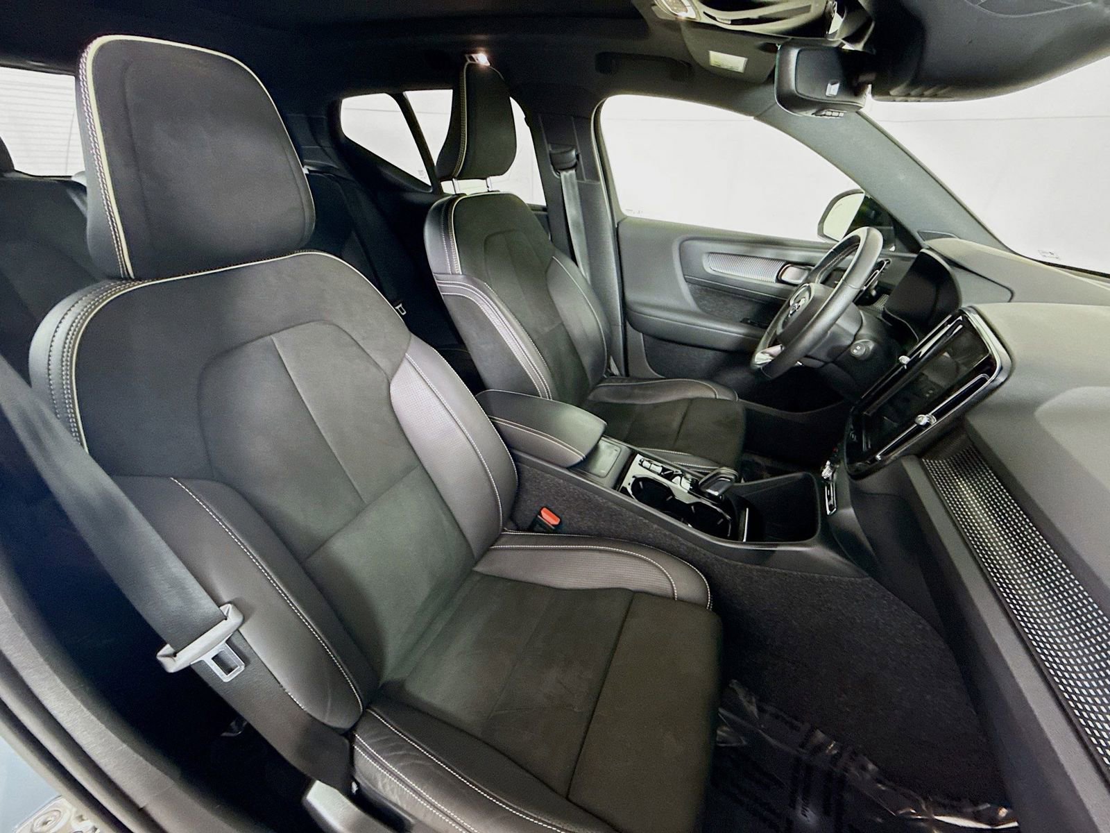 Used 2021 Volvo XC40 T5 R-Design image 28