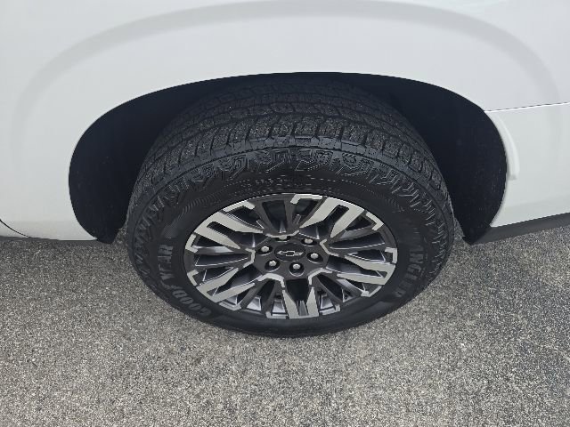 Used 2025 Chevrolet Suburban Z71 AWD/4WD image 35
