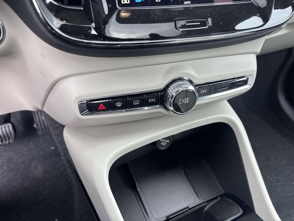 Used 2025 Volvo XC40 B5 Plus w/ Protection Package Premier image 21