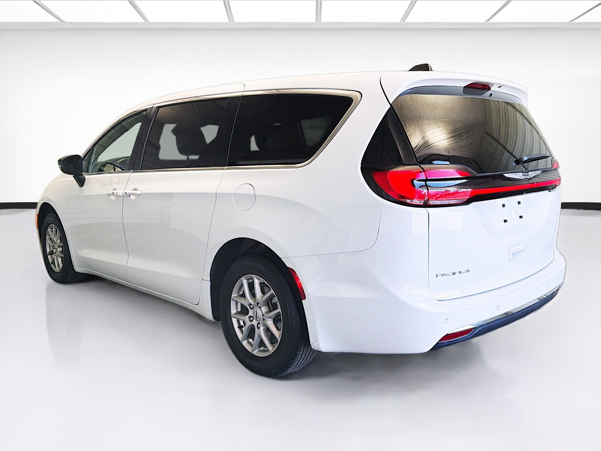 Used 2025 Chrysler Pacifica Select FWD image 6