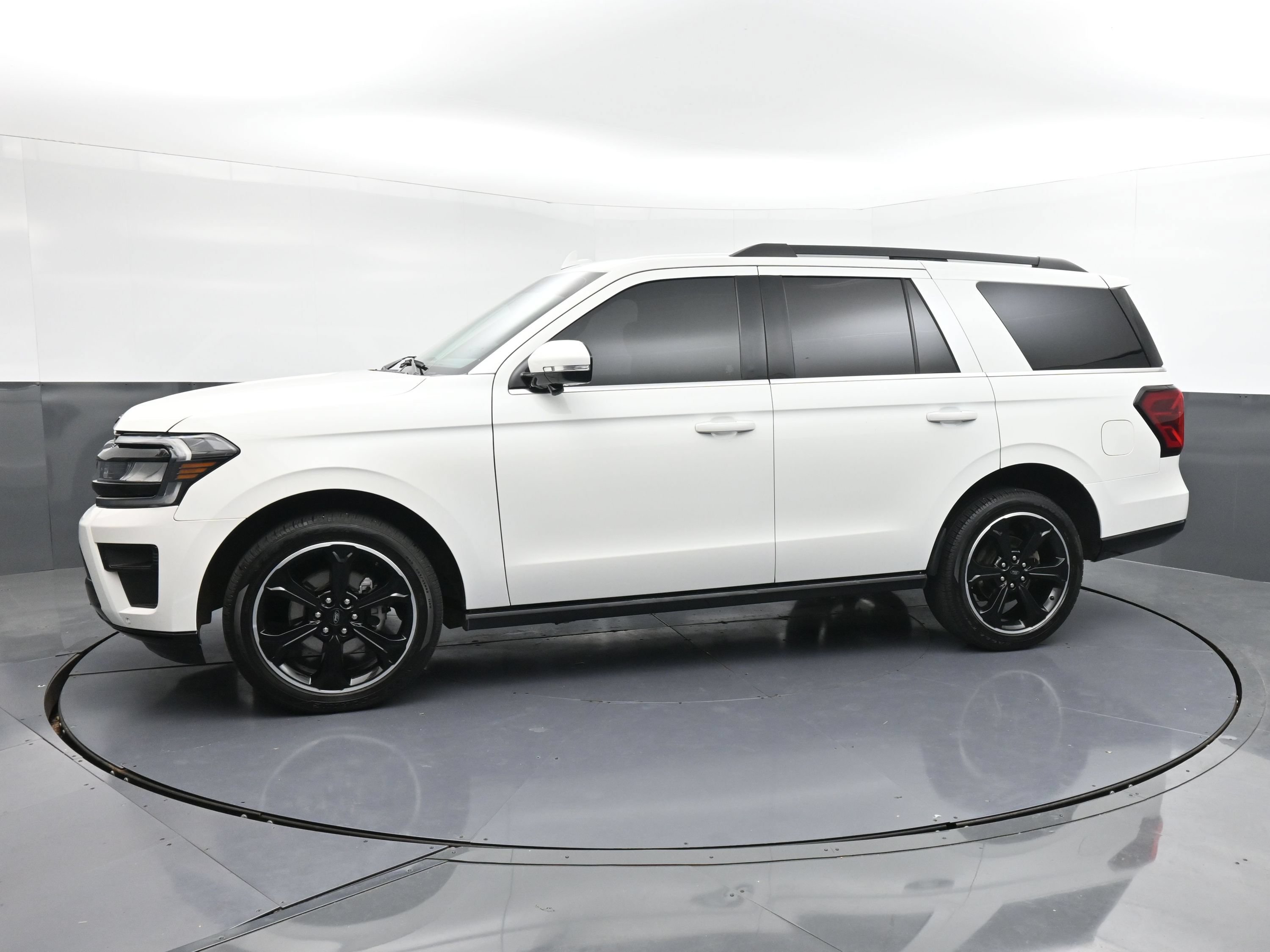 Used 2023 Ford Expedition Limited RWD image 5