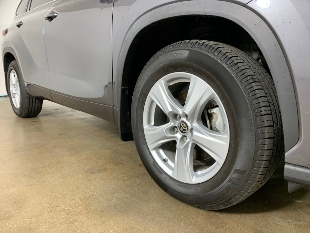 Used 2022 Toyota Highlander LE AWD/4WD image 6