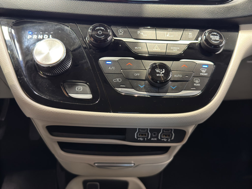 Used 2023 Chrysler Pacifica Touring-L FWD image 32
