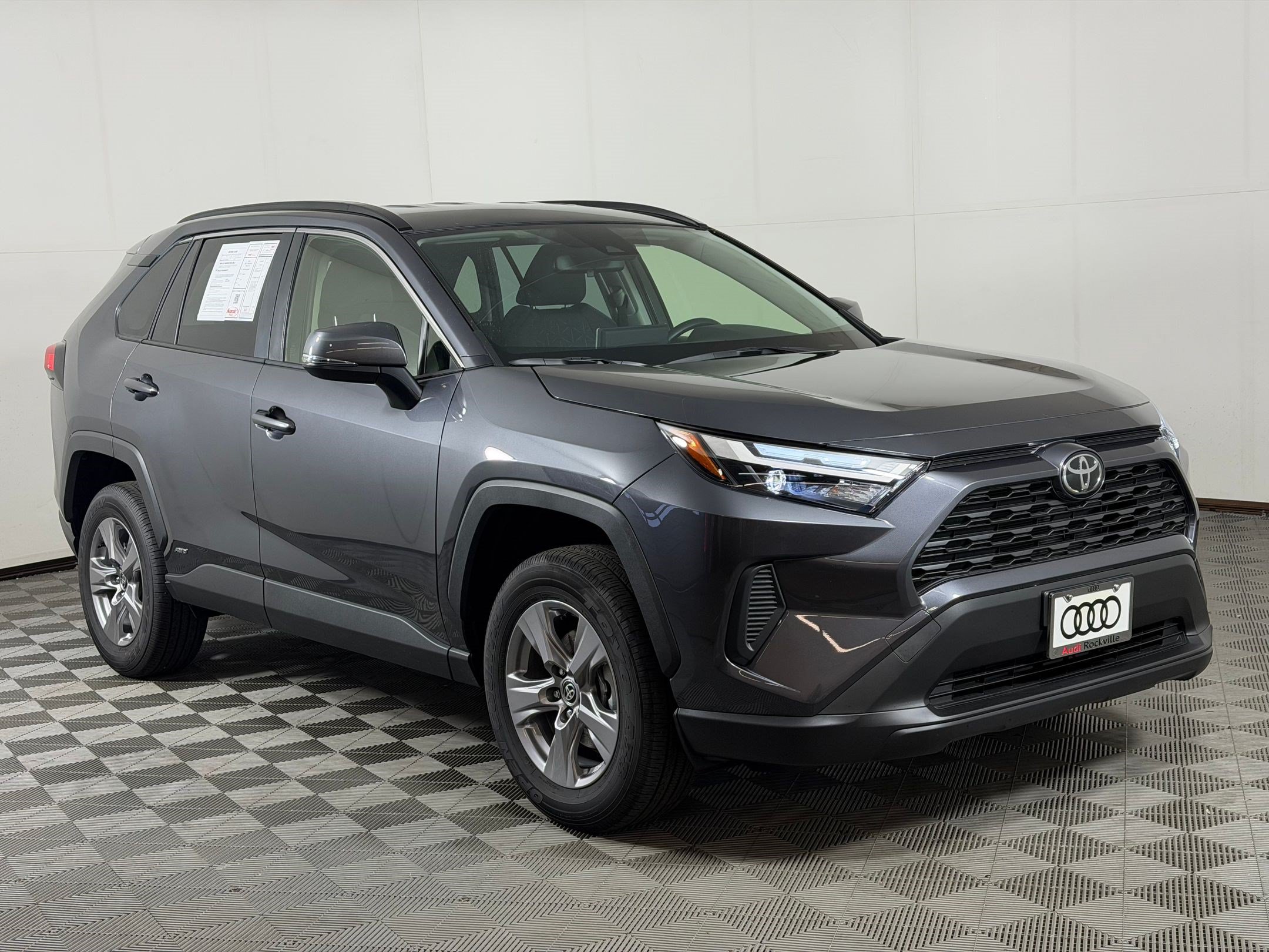 Used 2025 Toyota RAV4 XLE AWD/4WD image 7