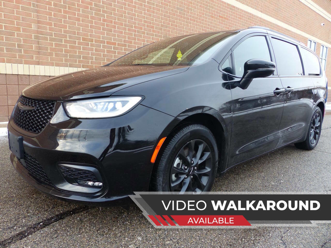 Used 2021 Chrysler Pacifica Touring w/ Uconnect Theater Family Group image 1