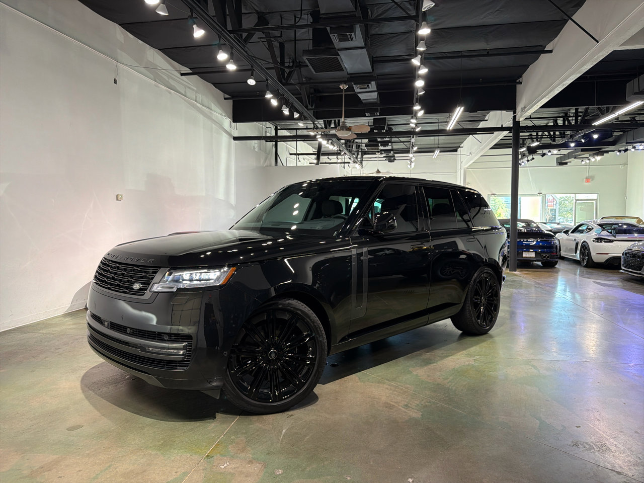 Used 2024 Land Rover Range Rover SE image 2