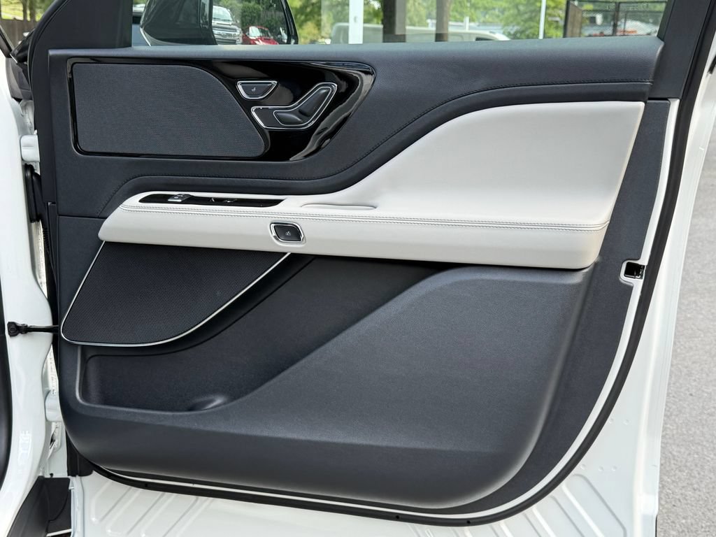 New 2026 Lincoln Aviator AWD w/ Jet Appearance Package image 7