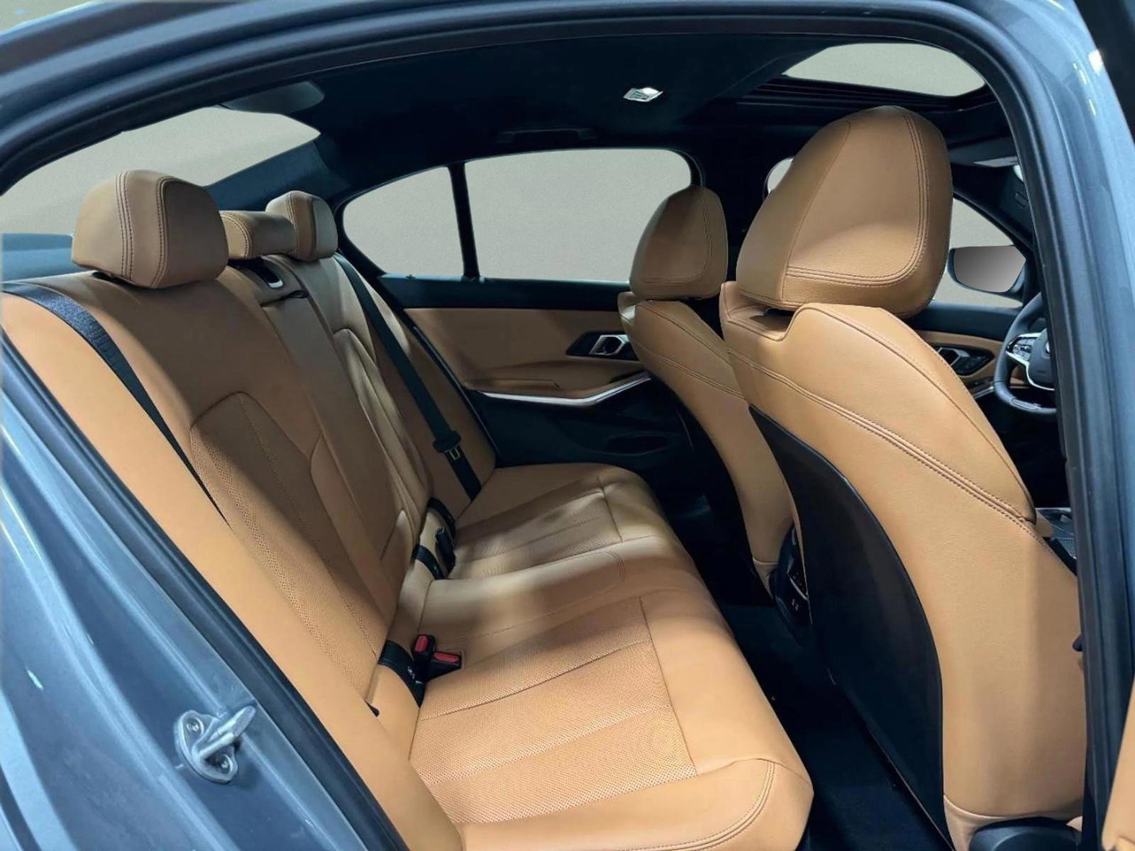 Used 2025 BMW 330i xDrive Sedan w/ Premium Package image 10