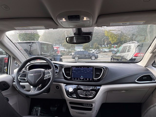 Used 2024 Chrysler Pacifica Limited FWD image 11