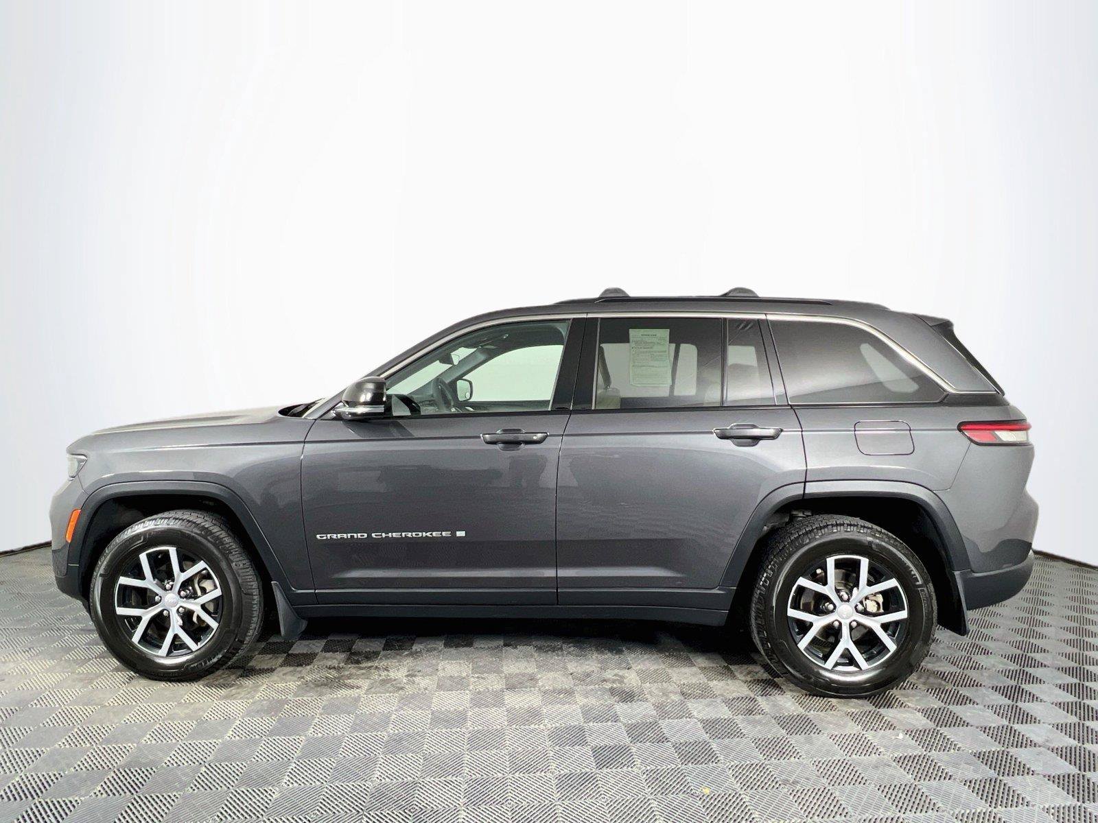 Used 2025 Jeep Grand Cherokee Limited AWD/4WD image 3
